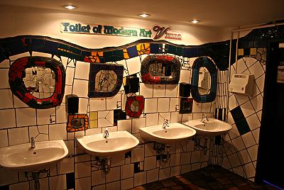 Hundertwasser Toilette - gegenber