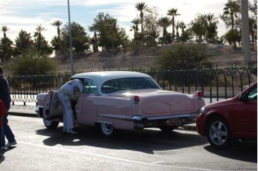 Elvis, der mit seinem ros� Auto aussieht wie, naja ich wei� nicht